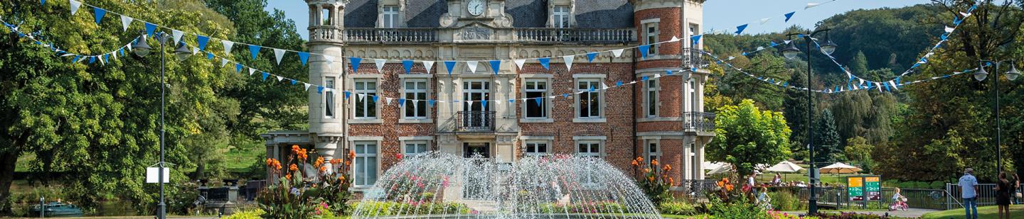 Kasteel in het Provinciedomein Huizingen tijdens de zomer